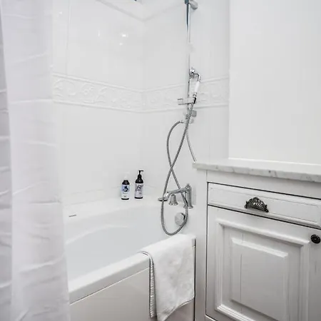 Oomph Timeless Quaint Quarter Apartment *